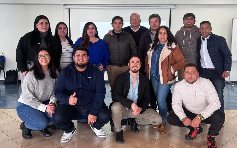 Francisco junto a líderes de operación de Logística S.A.
