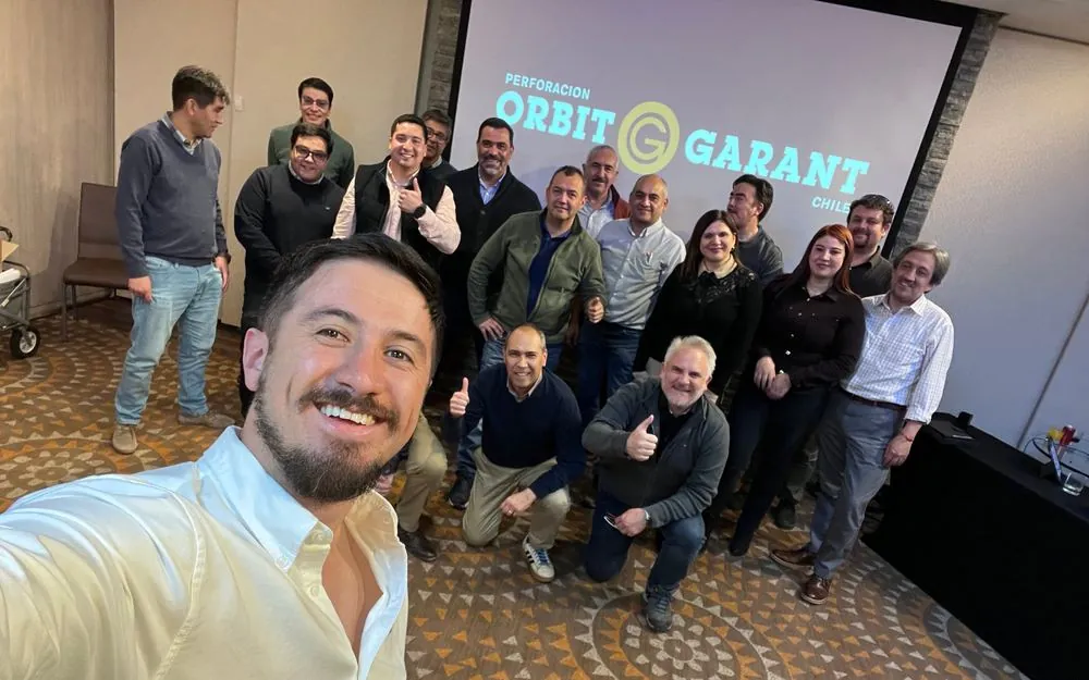 Francisco junto al equipo de líderes de Orbit Garant Chile